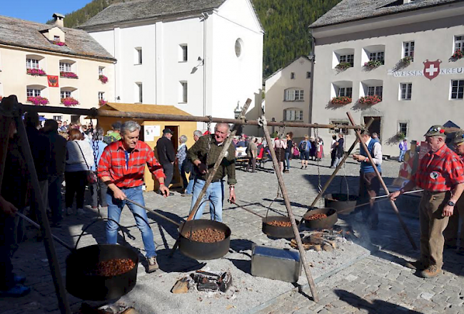 Die Maronibrater aus Trontano standen im Mittelpunkt der Castagnata vom Samstag in Simplon Dorf.

