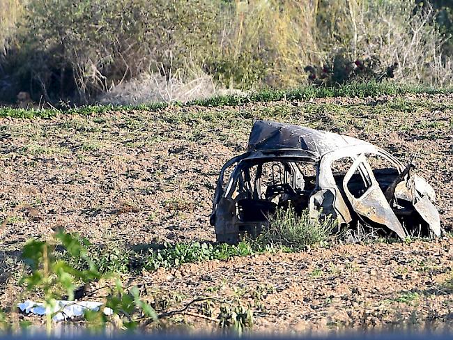 Nach dem Autobombenanschlag liegt das Wrack des Wagens von Daphne Caruana Galizia auf einem Feld. Die 53-jährige Investigativjournalistin prangerte in ihren Artikeln wiederholt Korruption auf der Mittelmeerinsel Malta an.