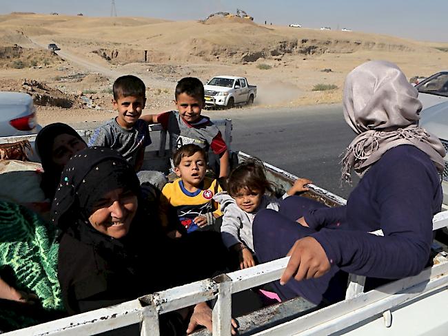 Flüchtlinge auf dem Weg zurück nach Kirkuk. Sie hatten die Stadt während des Vormarschs irakischer Truppen verlassen.
