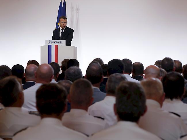Präsident Macron hielt anlässlich der Abstimmung über das neue Anti-Terror-Gesetz vor Repräsentanten der Sicherheitskräfte eine Rede zur inneren Sicherheit.
