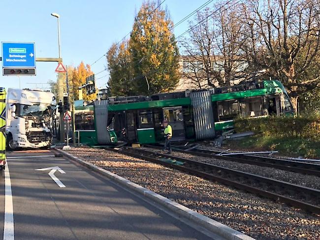 Bei der Kollision eines Lastwagens mit einem Tram in Muttenz wurden 37 Personen verletzt -16 wurden hospitalisiert.