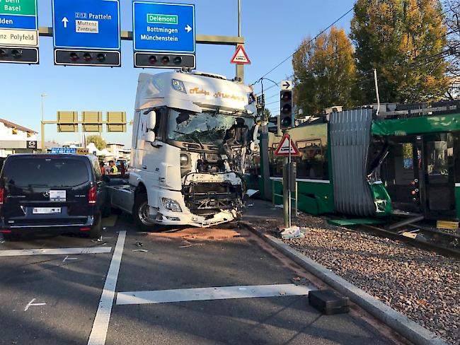 Lastwagen gegen Tram in Muttenz: 37 Personen wurden verletzt, 16 mussten ins Spital.