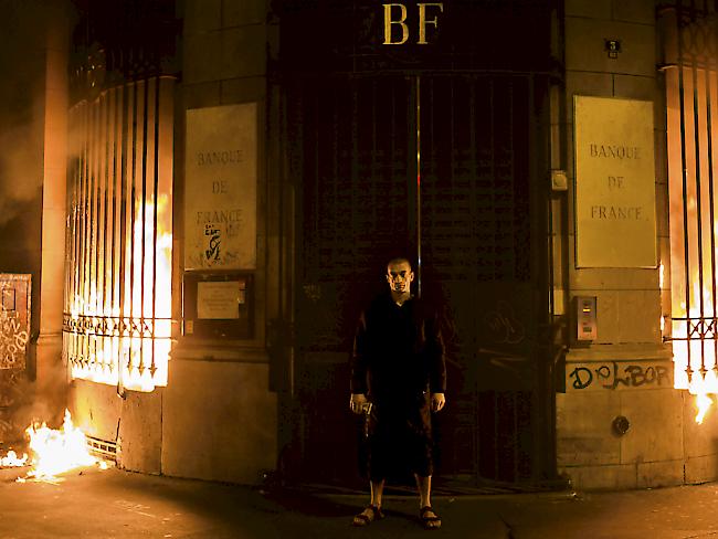 Die Botschaft ist vorerst unklar: Der russische Künstler Pjotr Pawlenski zündet in Paris ein Gebäude der Banque of France an.