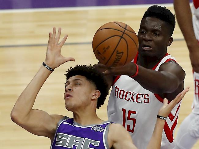Clint Capela von den Houston Rockets schnappt sich gegen Sacramentos Justin Jackson den Ball