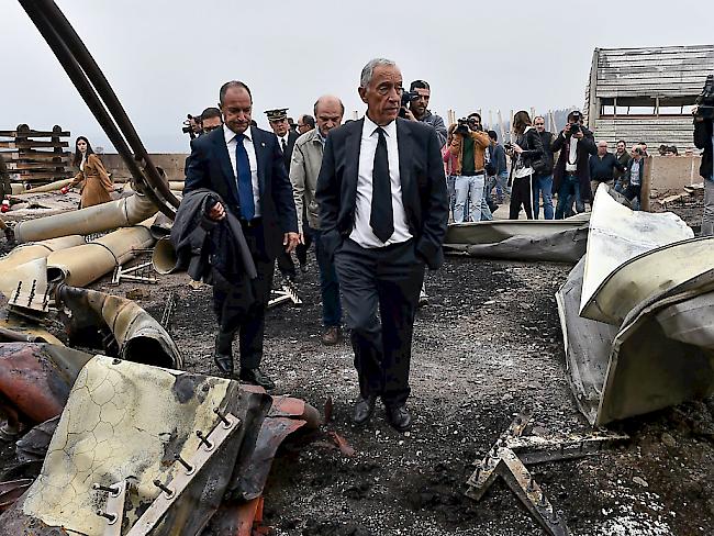 Der portugiesische Präsident Marcelo Rebelo de Sousa (Rechts) besucht einen durch Flammen zerstörten Industriepark bei Santa Comba.