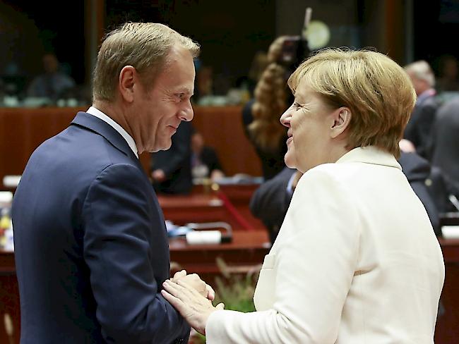 Wie erwartet: EU-Gipfel gibt kein grünes Licht für zweite Phase bei Brexit-Verhandlungen. EU-Ratspräsident Donald Tusk und die deutsche Kanzlerin Angela Merkel haben das bestätigt.