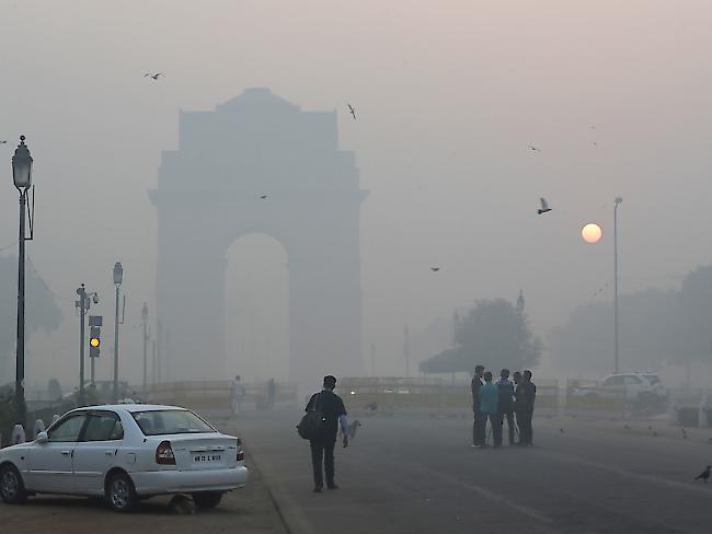 Der Verkauf von Deuerwerkskörpern war zwar verboten, nicht jedoch deren Gebrauch. Das Resultat: Über Neu Delhi liegt nach dem Lichterfest eine dichte, gesundheitsgefährdende Rauchglocke.