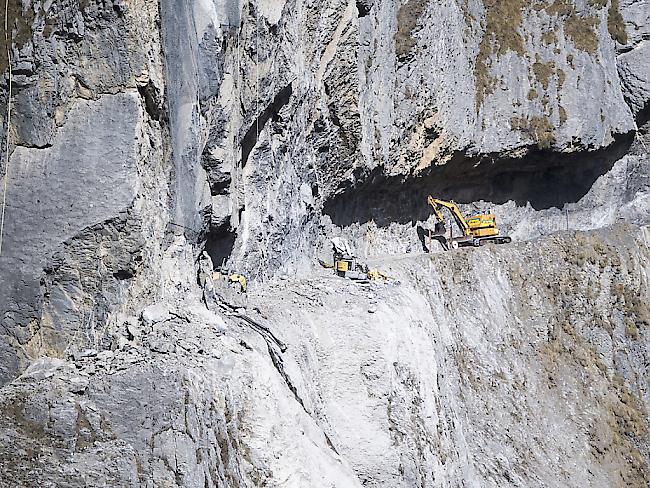 Der ferngesteuerte Bagger beim Felssturzgebiet Ruosalp UR hatte nicht die gewünschte Wirkung - der Einsatz wurde abgebrochen.