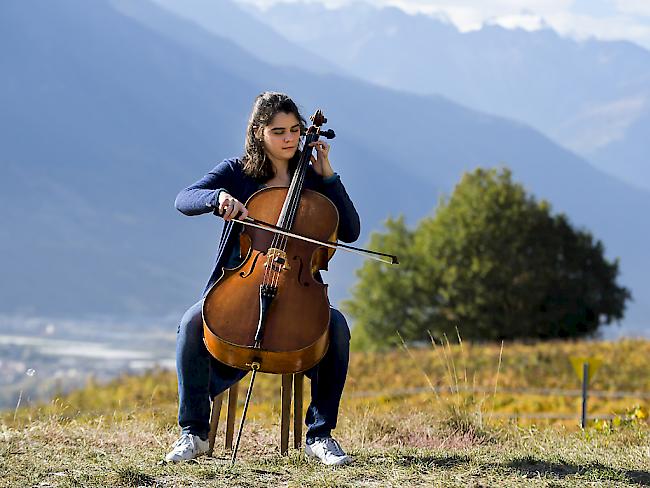 Die 28 Jahre junge Violoncellistin Estelle Revaz aus Martinach spielt bereits erfolgreich auf in- und ausländischen Bühnen. Im Frühjahr 2017 erschien ihr erstes Solo-Album mit dem Titel "Bach & Friends".