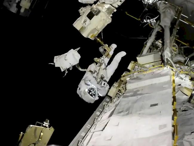 US-Astronaut Joe Acaba bei seinem Weltraumspaziergang ausserhalb der Internationalen Raumstation.