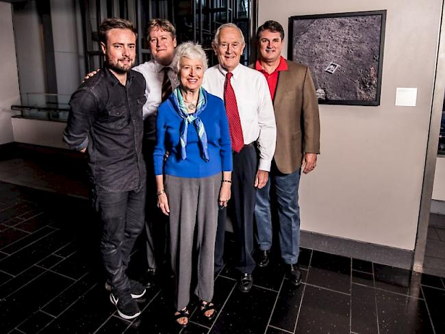Astronaut Charlie Duke mit seiner Familie und Filmregisseur Rob Lewis vor dem berühmten Foto des Bildes der Duke-Familie, das der Amerikaner auf dem Mond zurückliess. Die Geschichte steht im Fokus des Films “Lunar Tribute” des Schweizer Flimmers Lewis.