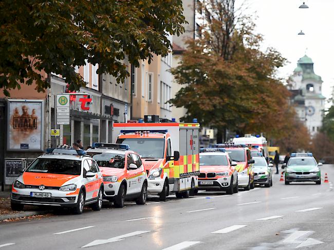 Polizei- und Rettungsfahrzeuge stehen am Rosenheimer Platz in München. Mehrere Menschen wurden von einem Unbekannten mit einem Messer angegriffen und verletzt.