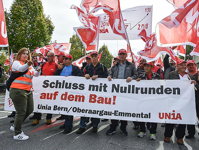 Tausende Bauarbeiter demonstrierten am Samstag in Olten (Bild) und Lausanne für eine Lohnerhöhung.