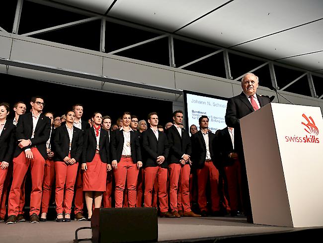 Bundesrat Johann Schneider-Ammann mit den erfolgreichen Teilnehmerinnen und Teilnehmern des SwissSkills-Team beim Empfang in der Messe Zürich am Samstag.