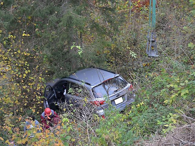 Ein 55-jähriger Autofahrer kam in Schwellbrunn AR mit seinem Wagen von der Strasse ab und prallte in eine Baumgruppe.