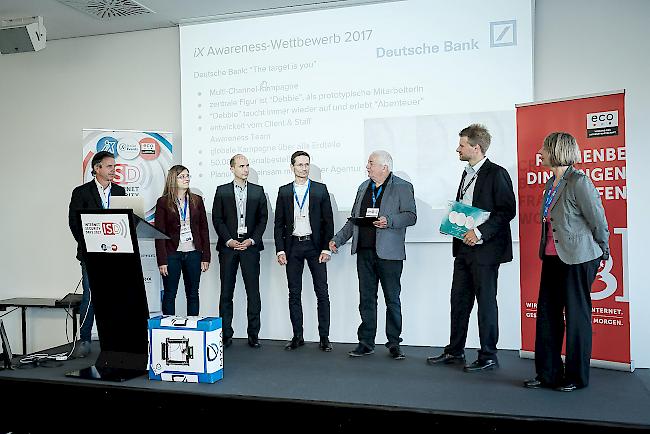 Patrick Bizeau (3. v. links), Leiter Informatik des Spital Wallis, konnte die Auszeichnung an der Preisübergabe in Köln entgegen nehmen.	Foto zvg