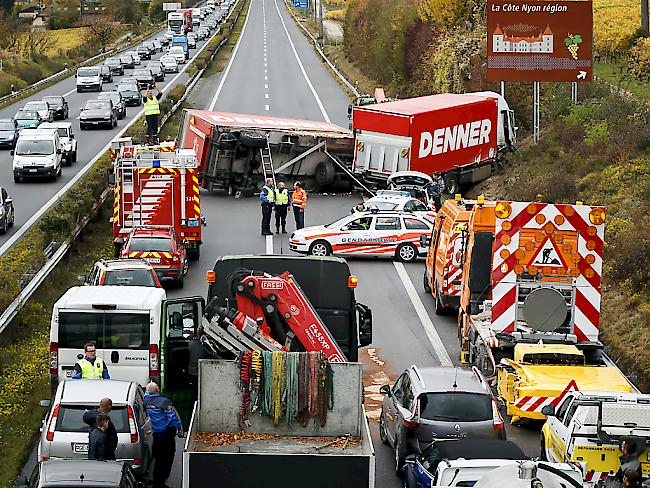Wegen des verunfallten Lastwagens kam der Verkehr auf der A1 in der Waadt in Richtung Genf zum Erliegen.