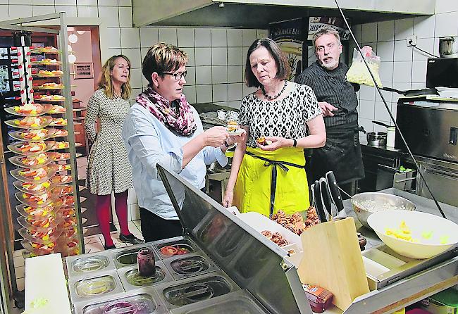 Staatsrätin Esther Waeaber-Kalbermatten in der Grossküche.