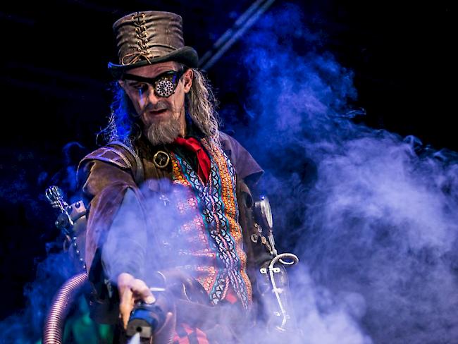 Matthias Neukirch spielt Captain Hook in Ingo Berks Inszenierung "Peter Pan" am Schauspielhaus Zürich. Das Stück hatte am 11. November 2017 seine Deutschsprachige Erstaufführung.