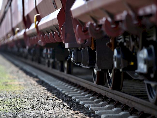 Der fünfjährige Flüchtlingsbub wurde unter dem Wagen eines Güterzugs gefunden. (Symbolbild)