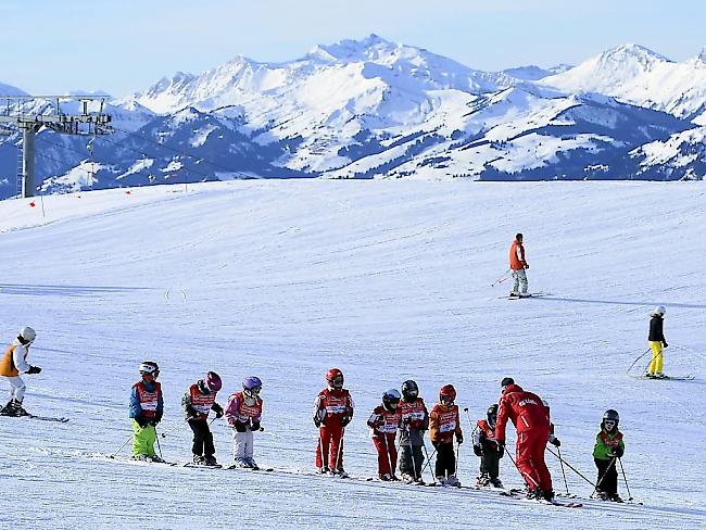 Die Walliser Skischulen sollen neu gebüsst werden können, wenn sie die Anforderungen bezüglich Ausbildung nicht erfüllen. (Archivbild)