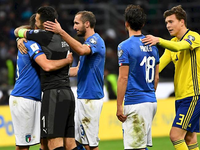 Gianluigi Buffon umarmt seinen italienischen Teamkollegen Andrea Barzagli, daneben steht Giorgio Chellini (Dritter von links)