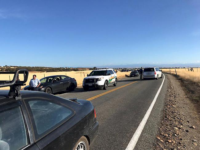 Nach einer Schiesserei mit drei Toten an einer Grundschule im Bezirk Tehama County im US-Bundesstaat Kalifornien staut sich der Verkehr auf der Strasse.