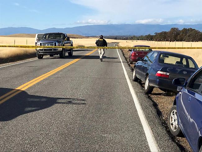 Aufgrund einer Schiesserei mit fünf Toten sperrte die Polizei im ländlichen Bezirk Tehama County im US-Bundesstaat Kalifornien die Strasse ab.