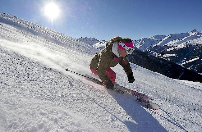 Während die Skifahrer freudig ihre Schwünge ziehen, stehen die Saastal Bergbahnen vor weiteren grossen Herausforderungen.