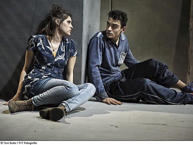 "Meet Me" von Liv Heløe hatte am 16. November 2017 im Jungen Schauspielhaus in Zürich die schweizerische Erstaufführung. Es spielen unter anderem Tabea Buser (l) und Josef Mohamed (r).