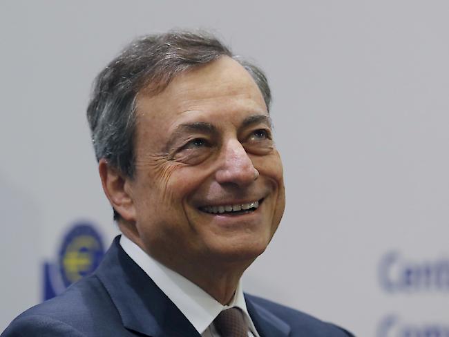 Mario Draghi sieht die Geldpolitik auf Kurs. (Archivbild)
