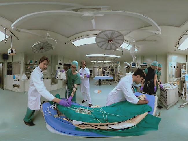 Ärzte kämpfen um das Bein eines Schwerverletzten - und werden dabei in der 360-Grad-Perspektive gefilmt. Das Resultat und mehr ist im Bourbaki Panorama zu sehen. (Bild zvg)
