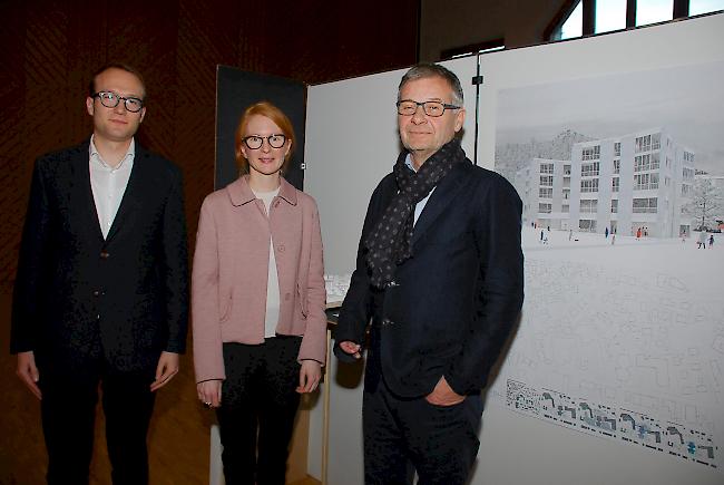 Die siegreichen Architekten Stephan Pfeiffer, Zürich, und Diana Zenklusen, Simplon-Dorf, mit Jurypräsident Anton Ruppen (von links).