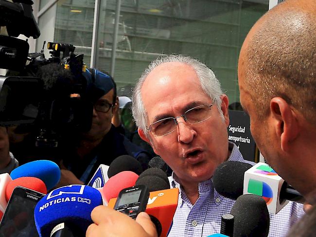 Der frühere Bürgermeister von Caracas und prominente venezolanische Oppositionelle Antonio Ledezma ist aus dem Hausarrest nach Kolumbien geflohen und will weiter nach Madrid in Spanien reisen.
