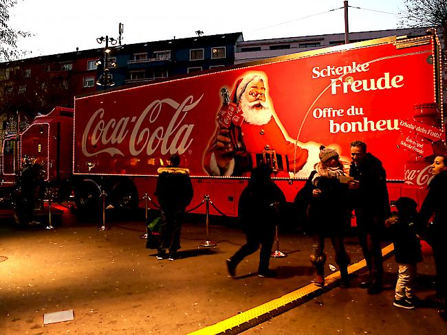 Der auch in der Schweiz bekannte Coca-Cola-Truck ist in Grossbritannien in die Kritik geraten, weil es Zuckergetränke gratis gibt. (Archivbild)