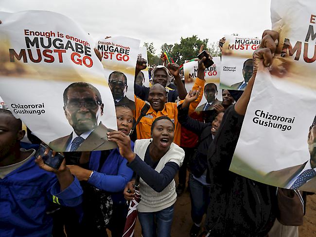 In Harare sind Tausende Menschen auf die Strasse gegangen, um den erwarteten Sturz von Präsident Robert Mugabe zu feiern.