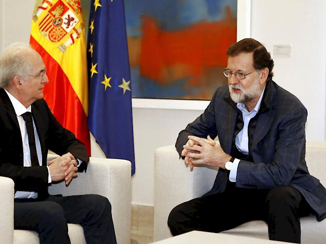 Der venezolanische Oppositionsführer Antonio Ledezma (links) im Gespräch mit dem spanischen Regierungschef Mariano Rajoy am Samstag in Madrid.