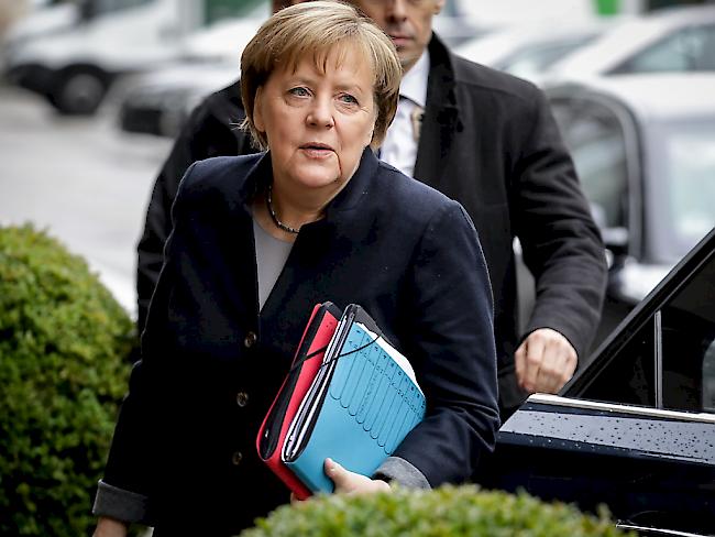 Buchstäblich erschöpfende Gespräche - Kanzlerin Merkel mit Vorschlägen für eine "Jamaika"-Koalition unter dem Arm.