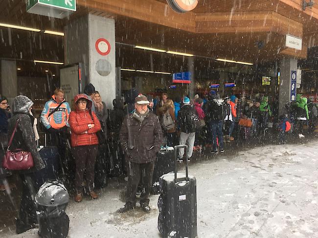 Bahnhof Zermatt: wegen der Zugsausfälle auf der Strecke Zermatt – Täsch mussten Reisende auf Ersatzbusse ausweichen.