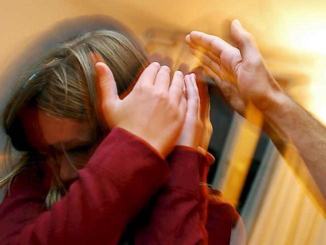 [Gestellte Aufnahme] - Ein Kind wird zu Hause vom seinem Vater geohrfeigt. Die Gruppe "Keine Gewalt gegen Kinder" will ein absolutes Verbot von Körperstrafen und psychischer Gewalt an Kindern erwirken. (Archivbild)