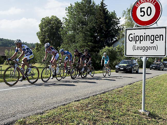 Tödlicher Unfall an den Radsporttagen Gippingen: Das Aargauer Obergericht hat einen 53-jährigen Radrennfahrer aus dem Kanton Zürich freigesprochen, der den Sturz von vier Fahrern verursachte.
