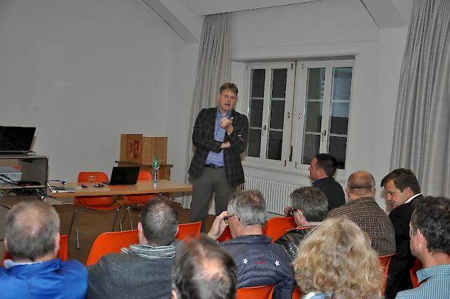 RWO-Geschäftsleiter Roger Michlig an der Präsidentenkonferenz des Bezirks Visp im Visper Ratshaus.