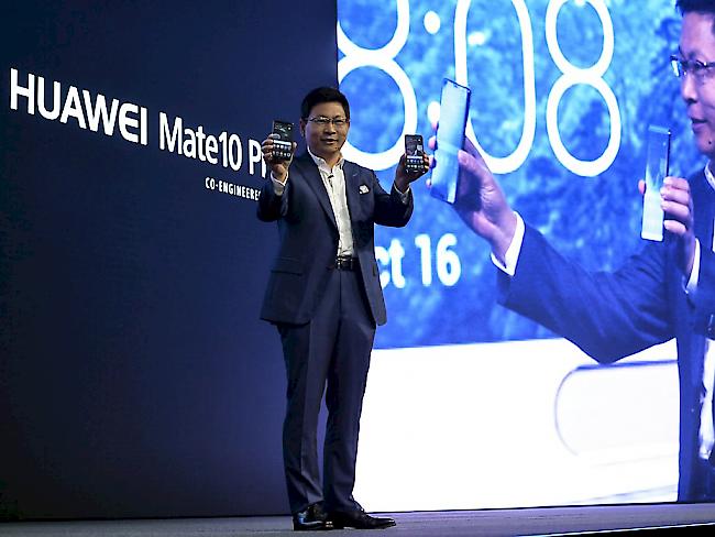 Beim Sozial- und Umweltrating schneiden die Handys der chinesischen Huawei am schlechtesten ab. Im Bild: Huawei-Chef Richard Yu präsentierte letzten Oktober das neue Smartphone.