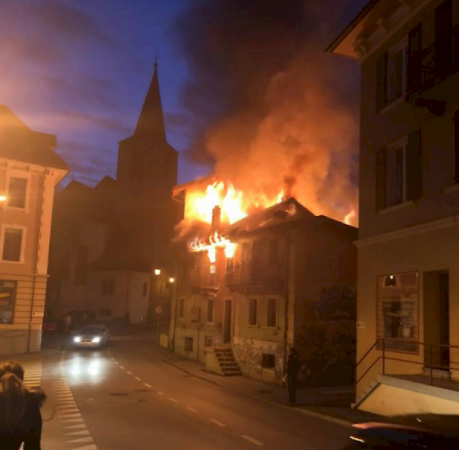Ein Feuer zerstörte am Dienstagabend ein leer stehendes Gebäude in der Siderser Altstadt. 