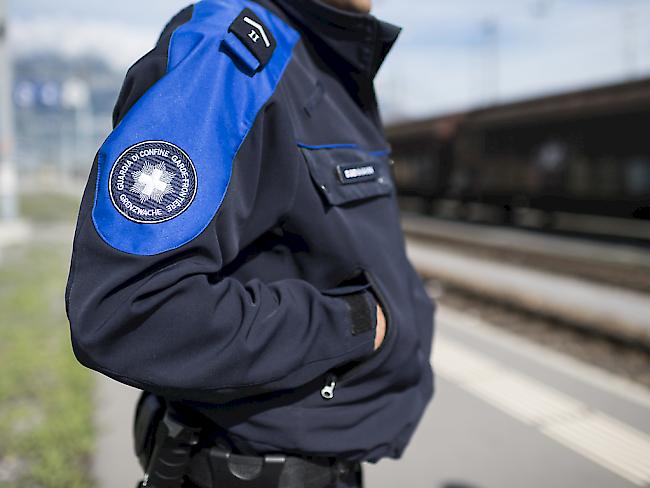 Ein Schweizer Grenzwächter muss sich seit Mittwoch vor dem Militärgericht in Bern verantworten. Ihm wird vorgeworfen, für den Tod eines ungeborenen Kindes einer Flüchtlingsfrau aus Syrien verantwortlich zu sein (Symbolbild).
