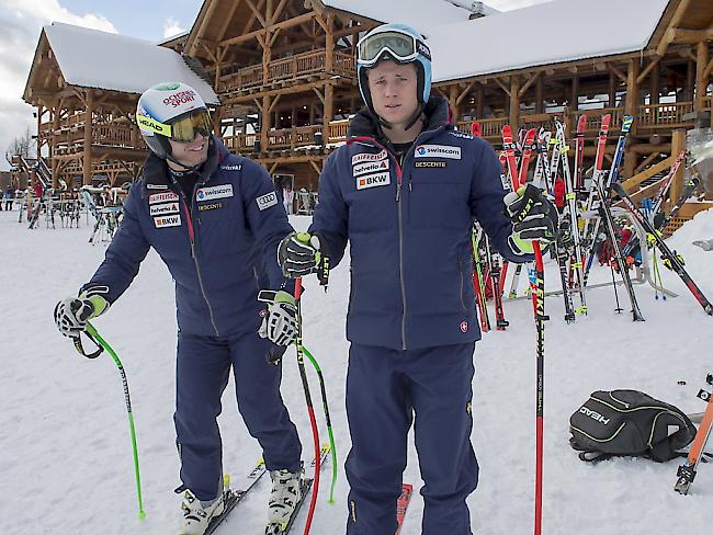 Die Swiss-Ski-Fahrer Nils Mani (rechts) und Ralph Weber verlassen das Zielgelände von Lake Louise unverrichteter Dinge