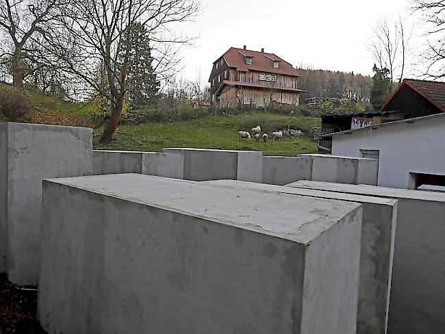 Die Betonstelen vor Höckes Haus sollen an das Holocaust-Mahnmal in Berlin erinnern.