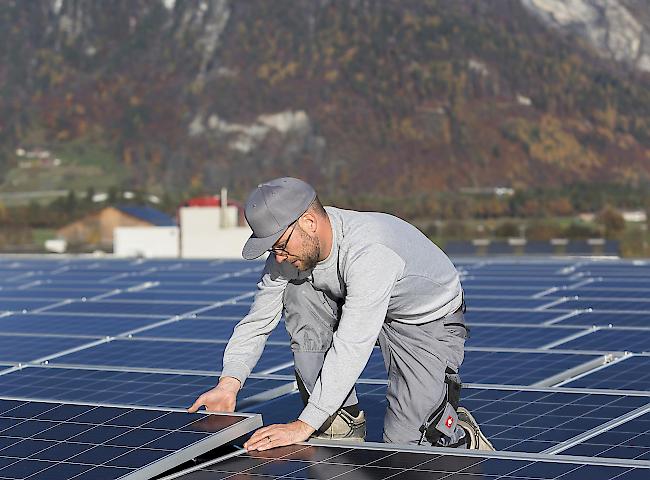 Besonderer Anreiz. Die beiden Solarunternehmen aus den Kantonen Wallis und Bern übernehmen die Einmalvergütung für Eigenheimbesitzer.