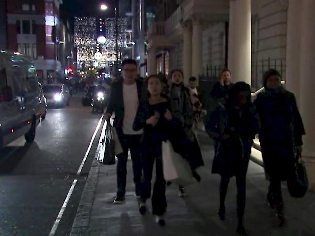 Auf der Londoner Einkaufsmeile Oxford Street hat es einen Zwischenfall gegeben. Die Polizei löste einen Grosseinsatz aus, nachdem ihr Schüsse auf der Strasse und in der U-Bahn-Station Oxford Circus gemeldet worden waren. Viele Menschen rannten weg, um sich in Sicherheit zu bringen.