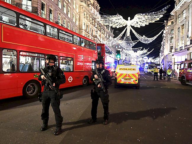 An einer U-Bahnstation in der Londoner Innenstadt hat es am Freitag panische Szenen aus Furcht vor einem Anschlag gegeben. Nach Polizeierkenntnissen vom Abend wurde jedoch nicht geschossen. Die Polizei hatte den Zwischenfall vorsorglich wie eine mögliche Terrorlage behandelt.